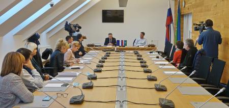 PODPIS POGODBE 03 FOTO TINE ŠUBIC